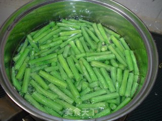 玉米香虾拌豇豆的做法步骤：2