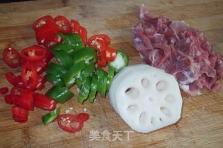 辣椒炒莲藕的做法步骤：2