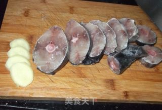 煎马鲛鱼的做法步骤：1