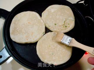 家常葱油饼的做法步骤：12