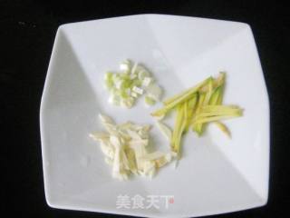 石榴花炒腊肉的做法步骤：3