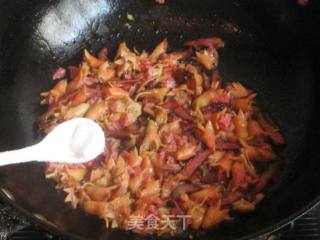 石榴花炒腊肉的做法步骤：12