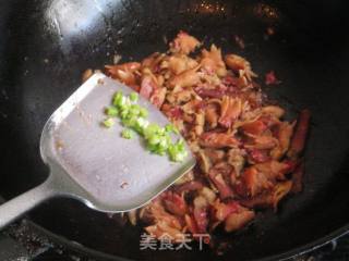 石榴花炒腊肉的做法步骤：13