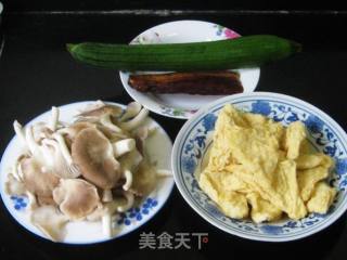 秀珍菇豆腐泡腊肉煲的做法步骤：1
