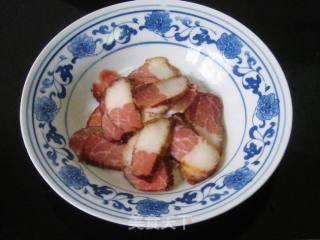 秀珍菇豆腐泡腊肉煲的做法步骤：2