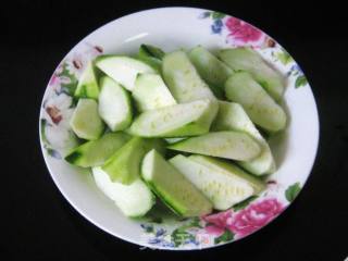 秀珍菇豆腐泡腊肉煲的做法步骤：3