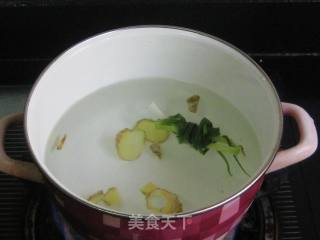 秀珍菇豆腐泡腊肉煲的做法步骤：5