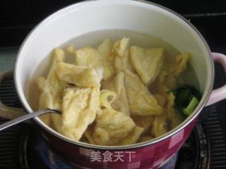 秀珍菇豆腐泡腊肉煲的做法步骤：6
