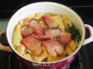 秀珍菇豆腐泡腊肉煲的做法步骤：7