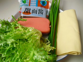 豆皮苦菊卷的做法步骤：1
