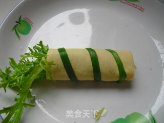 豆皮苦菊卷的做法步骤：8