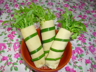豆皮苦菊卷的做法步骤：9