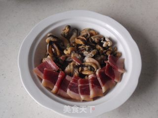 产后最佳的滋补——火腿蒸淡菜的做法步骤：3