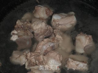 棕香排骨的做法步骤：3