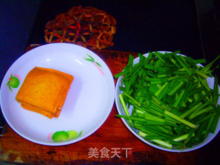 清淡夏日菜——韭菜炒豆腐干的做法步骤：1