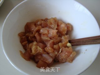 宫爆鸡丁的做法步骤：1