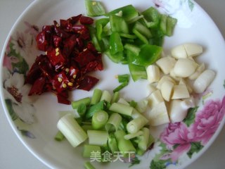 宫爆鸡丁的做法步骤：2