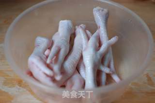 虎皮凤爪的做法步骤：1