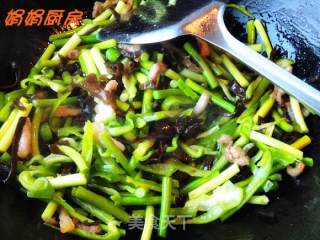 蒜苗木耳炒肉丝的做法步骤：4