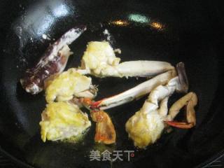 梭子蟹炒赤豆糕的做法步骤：4