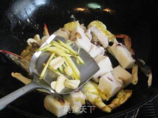 梭子蟹炒赤豆糕的做法步骤：6