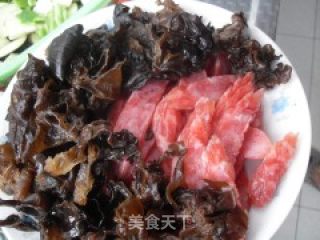 黑木耳炒香肠的做法步骤：1