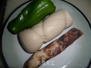 香肠椒炒素鸡的做法步骤：1