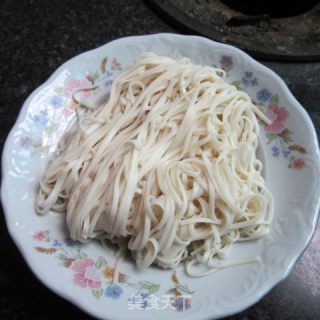酸菜卤面------爽口开胃的做法步骤：1