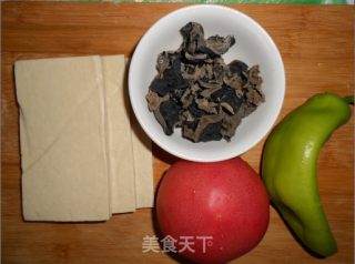 木耳烩豆腐的做法步骤：1