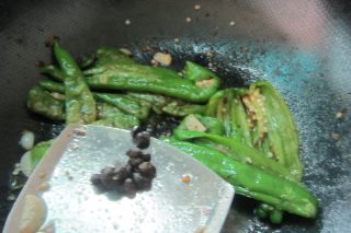 锅贴豆香椒的做法步骤：4