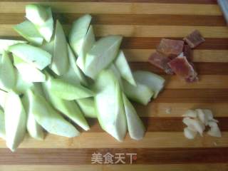 丝瓜火腿汤——适合夏天的清爽感觉的做法步骤：2