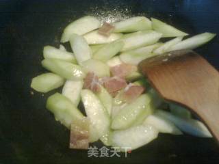 丝瓜火腿汤——适合夏天的清爽感觉的做法步骤：5