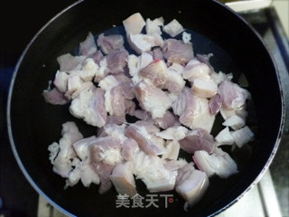 五花腩炖土豆的做法步骤：1