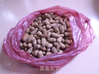 轻松自制老百姓人家的人气磨牙零食——盐水花生的做法步骤：1