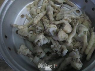 辣椒炒鸡爪的做法步骤：2