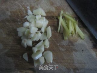 辣椒炒鸡爪的做法步骤：3