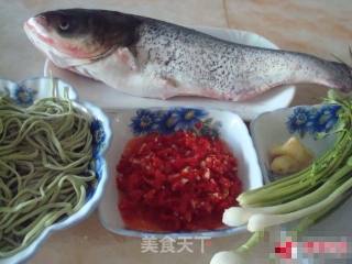 剁椒鱼头：菠菜面的做法步骤：1