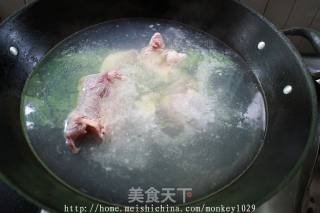 大骨头酸菜汤的做法步骤：2