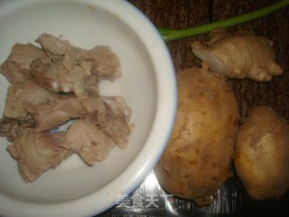 土豆炖小排的做法步骤：1