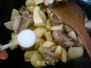 土豆炖小排的做法步骤：9