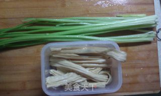 芹菜拌腐竹的做法步骤：2