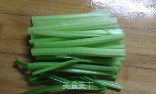 芹菜拌腐竹的做法步骤：3