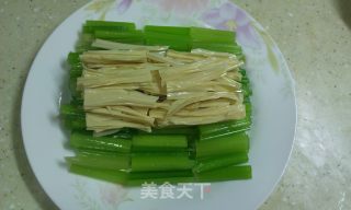 芹菜拌腐竹的做法步骤：7