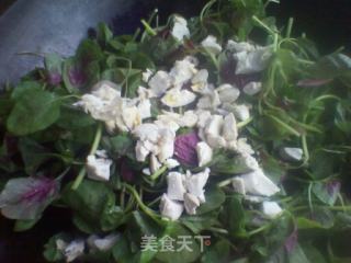 苋菜炒咸鸭蛋白的做法步骤：3
