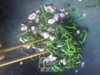 苋菜炒咸鸭蛋白的做法步骤：4