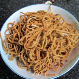 纤纤情，丝丝心------凉拌------卤豆腐丝的做法步骤：1