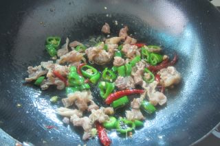 双椒炒牛腩的做法步骤：5