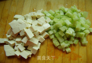 【适合宝宝的菜】——炒三丁的做法步骤：2