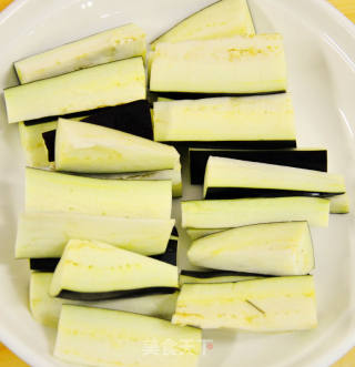 咸鲅鱼蒸茄子的做法步骤：2