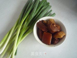 葱香卤肉千层饼的做法步骤：2